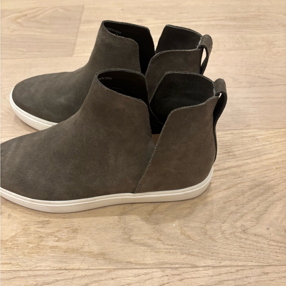 Birdies green suede booties